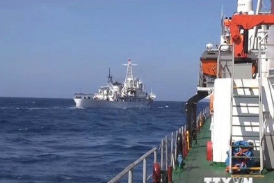8 tàu Trung Quốc sẵn sàn đâm tàu Việt Nam gần giàn khoan